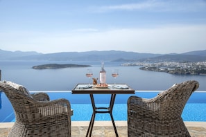 Poolside dining 