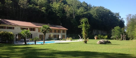 Vue générale sur la maison, piscine et partie parc