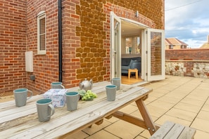 Stone Lodge, Old Hunstanton: Enclosed courtyard garden with outdoor furniture
