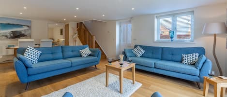 Stone Lodge, Old Hunstanton: Open plan dining kitchen and sitting room