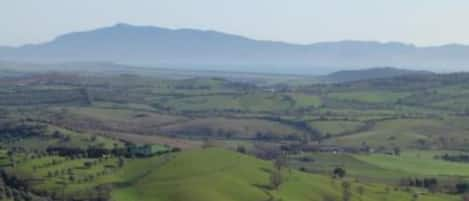 Panorama della campagna e del mare che si gode dal balcone dell'appartamento