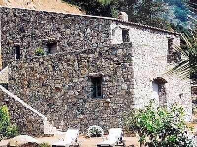 LUXUSHAUS (270 M²), VIEL CHARAKTER, AUS ALTEM STEIN, BEHEIZTER POOL, NAHE CALVI