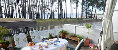 En la terraza del duplex, desayuno frente al mar