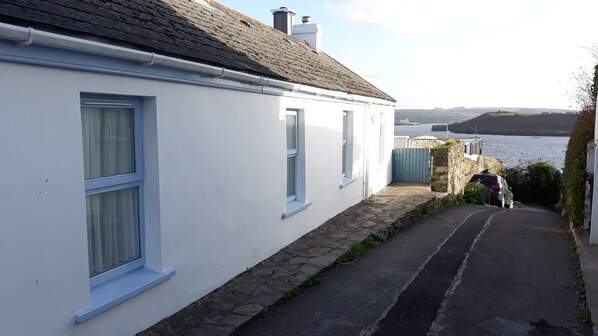 Cara's Cottage with harbour views. Lane is pedestrian only