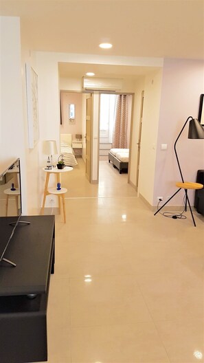 Accès vers les chambres, le patio, la salle de bains et le WC séparé.