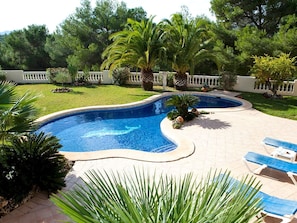 Schwimmbad, Eigentum, Natürliche Landschaft, Hinterhof, Grundeigentum, Gras, Landscaping, Freizeit, Baum, Landschaft