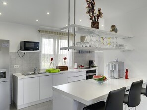 Weiss, Zimmer, Küche, Interior Design, Eigentum, Möbel, Countertop, Cabinetry, Gebäude, Haus