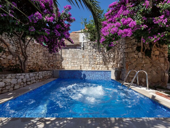 L'Eau, Fleur, Plante, Propriété, Bâtiment, Piscine, Bleu Azur, Rectangle, Parapluie, Ciel