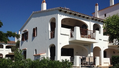 Apartamento de dos dormitorios en primera planta con vistas al mar en Cala'n Porter, Menorca