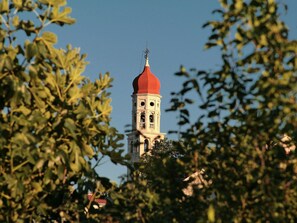 Blatt, Himmel, Wahrzeichen, Baum, Herbst, Ast, Kirchturm, Stadtgebiet, Gehölz, Pflanze