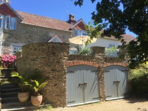 View of front of Pipers Cottage