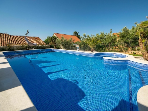 Wasser, Pflanze, Eigentum, Gebäude, Himmel, Schwimmbad, Blau, Azurblau, Rechteck, Schatten
