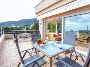 Propriété, Bâtiment, Pièce, Maison, Meubles, Immobilier, Domicile, Design Intérieur, Table, Balcon