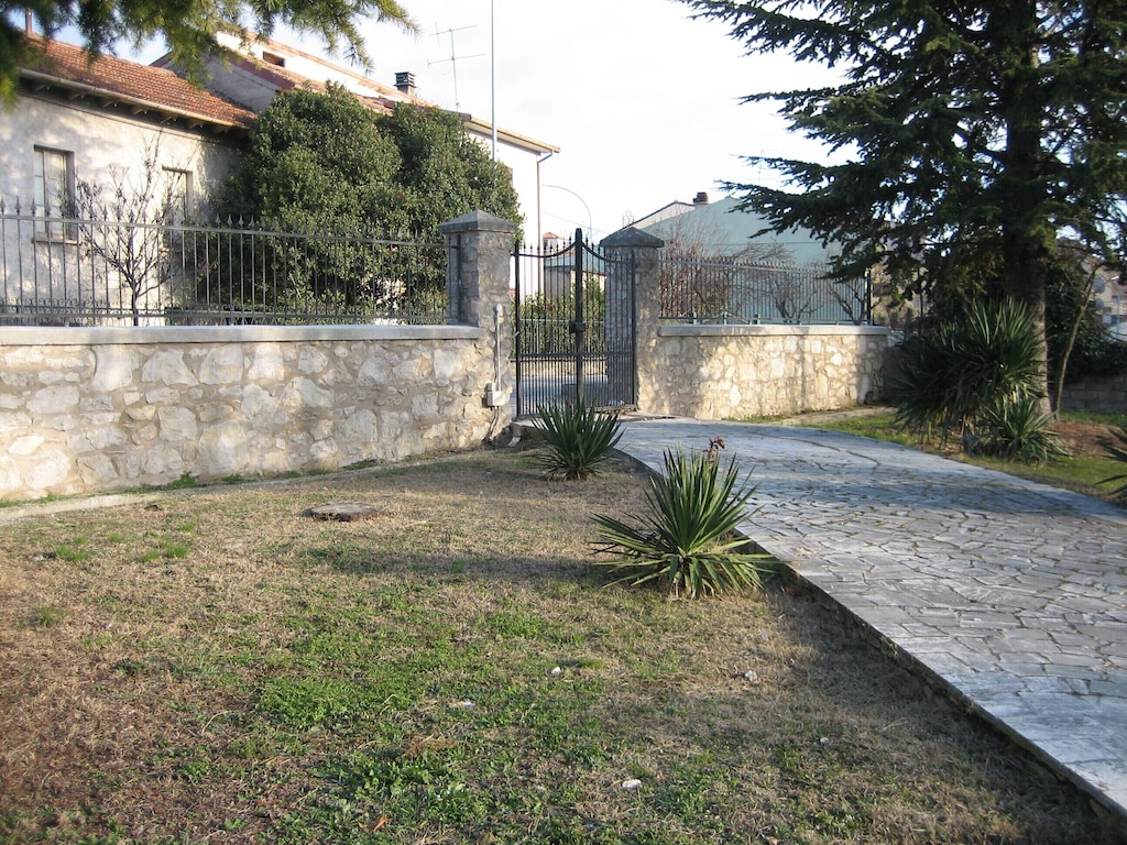 House with large garden - Paganica