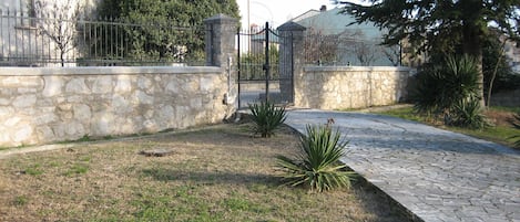 Viale di ingresso dalla Strada Statale