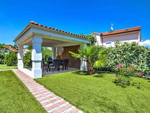 Property, House, Building, Real Estate, Home, Residential Area, Estate, Architecture, Yard, Villa