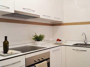 Comptoir, Cuisine, Pièce, Blanc, Propriété, Cabinetry, Meubles, Design Intérieur, Tuile, Cuisinière