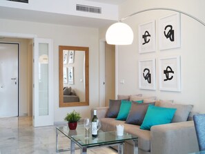Salon, Pièce, Design Intérieur, Meubles, Propriété, Plafond, Bâtiment, Mur, Table, Table Basse