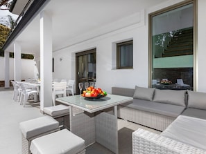 Möbel, Couch, Eigentum, Tabelle, Blumentopf, Fenster, Interior Design, Wohnzimmer, Studio Couch, Zimmerpflanze