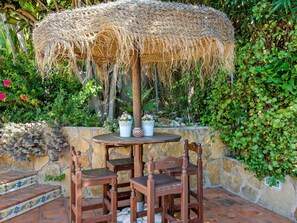 Tisch Im Freien, Möbel, Tabelle, Botanik, Graspflanze, Baum, Gartenmöbel, Dachdecken, Pflanze, Haus
