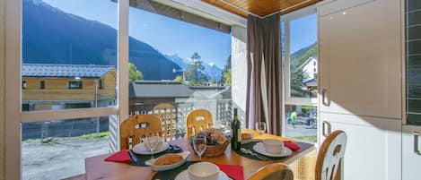 Comedor con vistas al Mont Blanc.