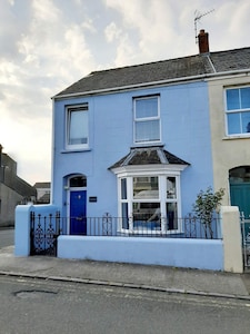 Tenby Seaside Cottage Within 5 Minutes of Beach & Town Walls. 