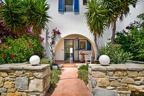 THE FRONT ENTRANCE TO THE HOUSE WITH VIEW THROUGH TO THE MIDDLE TERRACE