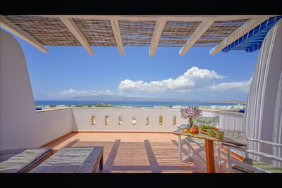 TERRACE WITH AMAZING VIEWS OF 10 CYCLADIC ISLANDS & THE BEST BEACHES IN NAXOS 
