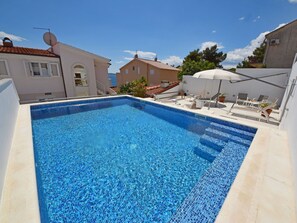 L'Eau, Ciel, Propriété, Piscine, Bleu, Bleu Azur, Bâtiment, Ombre, Mobilier De Jardin, Composite