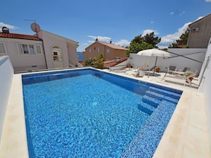 L'Eau, Ciel, Propriété, Piscine, Bleu, Bleu Azur, Bâtiment, Ombre, Mobilier De Jardin, Composite