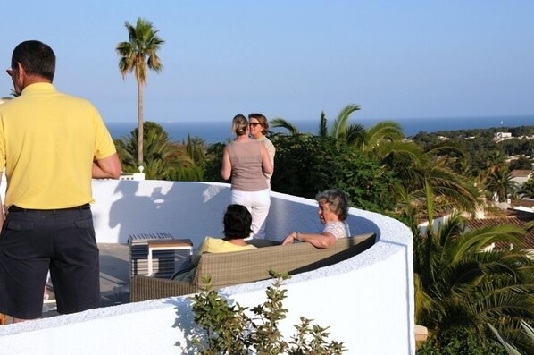 Terrasse met Meeresblick in der Abendsonne