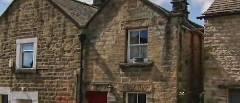 Thimble Cottage located in Fountain Square, Youlgreave.