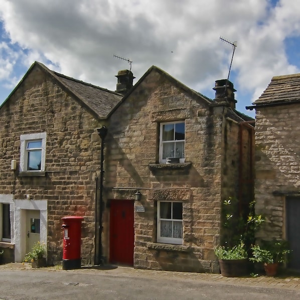 Thimble Cottage located in Fountain Square, Youlgreave.