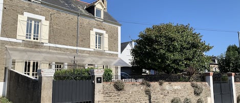 Au cœur de Cancale, tout à pied (port, commerces, sentier des douaniers).