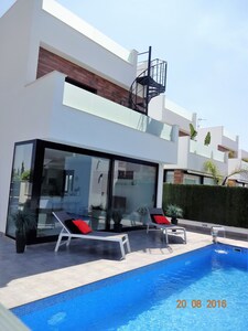 Luxus 4-Bett-Villa, privater beheizter Pool, Whirlpool mit 6 Plätzen, zu Fuß zum Strand.