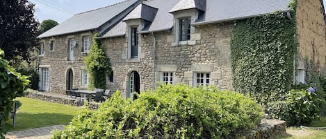 La Hannelais is a South Facing Traditional Longere with many original features.