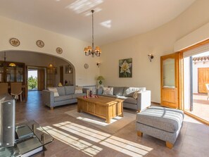 Eigentum, Zimmer, Gebäude, Möbel, Interior Design, Wohnzimmer, Fussboden, Decke, Haus, Grundeigentum