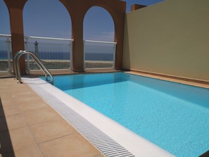 Private pool on the terrace, sunny and overlooking the beach 