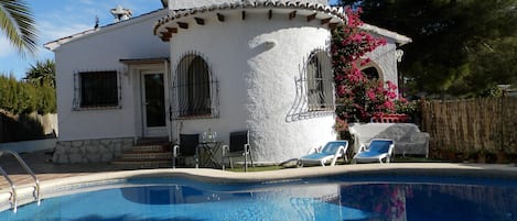 Beautiful Villa , 3 bedrooms, extra sleeping with sofa bed. Wifi, part Ac. UK TV