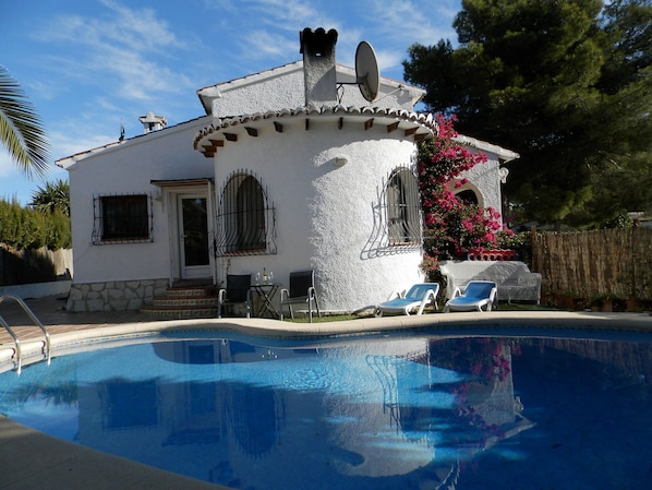 Beautiful Villa , 3 bedrooms, extra sleeping with sofa bed. Wifi, part Ac. UK TV