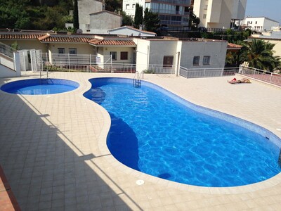 Beautiful air-conditioned apartment in residence with swimming pool and parking