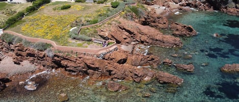 Maison magique au bord de l'eau avec plage privée en bas du jardin