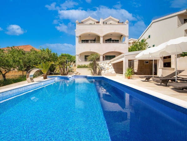Water, Cloud, Sky, Building, Daytime, Property, Plant, Swimming Pool, Blue, Azure