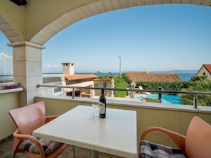 Property, Building, Room, Real Estate, Architecture, House, Interior Design, Balcony, Vacation, Table