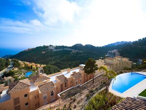 Immobilier, Piscine, Colline, Toit, Bleu Azur, Zone Résidentielle, Domicile, Station De Montagne, Village, Biens