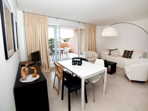 Pièce, Meubles, Design Intérieur, Propriété, Bâtiment, Plafond, Table, Sol, Maison, Salon