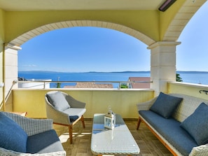 Eigentum, Zimmer, Azurblau, Möbel, Balkon, Gebäude, Grundeigentum, Interior Design, Haus, Urlaub