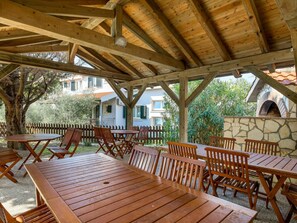 Möbel, Eigentum, Tabelle, Holz, Baum, Gartenmöbel, Schatten, Interior Design, Stuhl, Veranda