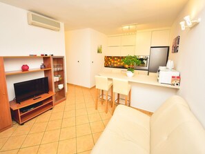 Zimmer, Eigentum, Möbel, Gebäude, Interior Design, Grundeigentum, Haus, Wohnzimmer, Fussboden, Tabelle