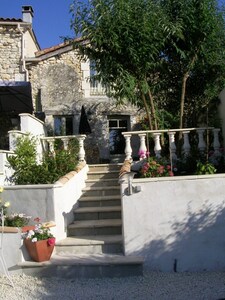 In der Nähe von Aubeterre, friedliches Ferienhaus mit schöner Aussicht und Pool in der Dordogne